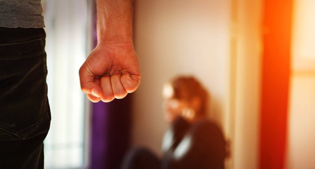 Gyventojai turi klaidingų nuostatų apie smurto šeimoje aukų situaciją, sako ekspertai, pristatę visuomenės nuomonės apklausą.