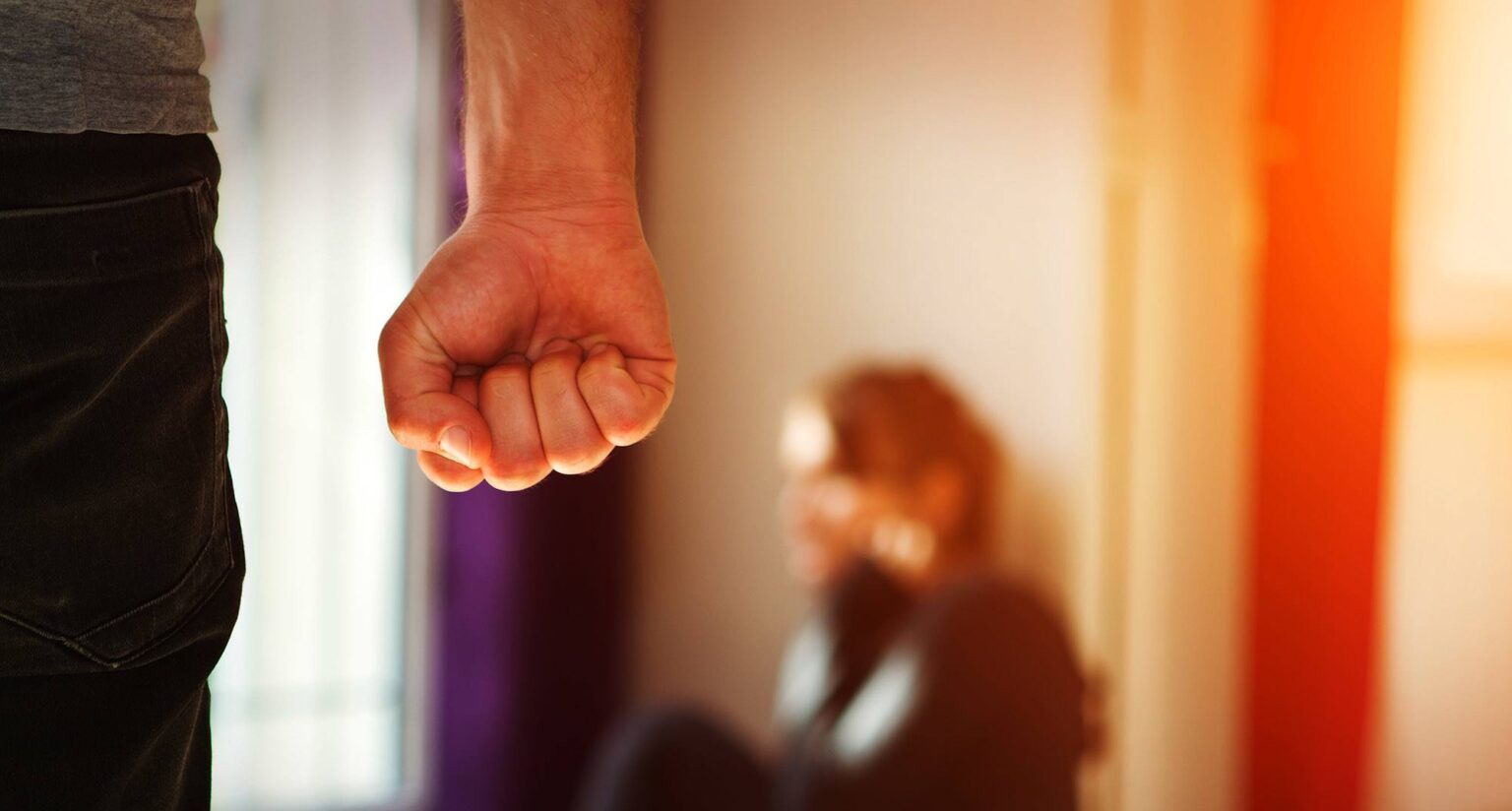 Gyventojai turi klaidingų nuostatų apie smurto šeimoje aukų situaciją, sako ekspertai, pristatę visuomenės nuomonės apklausą.