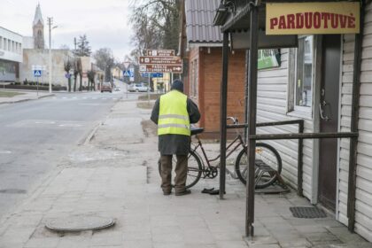 Nuo naujų prekybos alkoholiu taisyklių įsigaliojimo nepraėjus nė mėnesiui, verslininkai jau praktiškai imasi įrodinėti, kad laikyti atidarytą parduotuvę apsimoka tik jei joje prekiaujama svaigalais. Smulkieji prekybininkai jau masiškai ėmė trumpinti kaimo parduotuvių darbo laiką, taikydamiesi prie alkoholio pardavimo valandų.