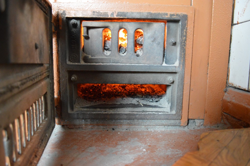 Nors ugniagesiai gelbėtojai nuolatos perspėja, kad itin svarbu šaltuoju metu prižiūrėti krosnis ir valyti kaminus, kasdien priversti skubėti gesinti dėl to kylančius gaisrus.