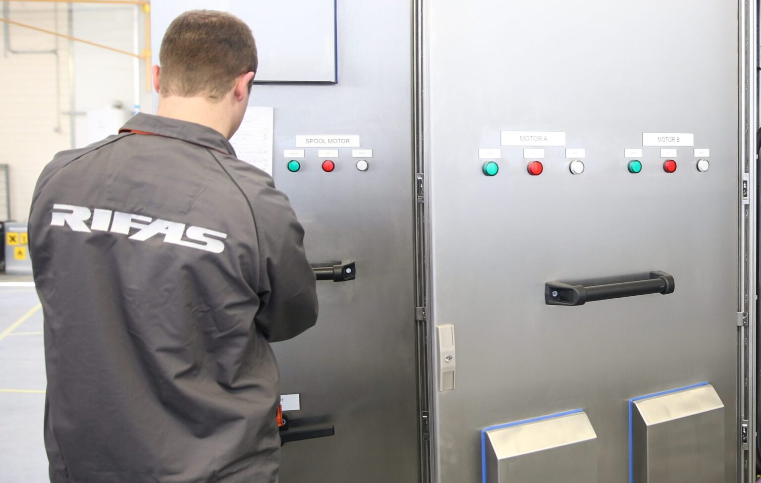 Estijos grupės „Harju Elekter“ valdoma Panevėžio elektroninių sistemų gamybos įmonė „Rifas“ plečiasi ir per trejus metus priims 100 naujų darbuotojų. Dabar joje dirba 120 žmonių.