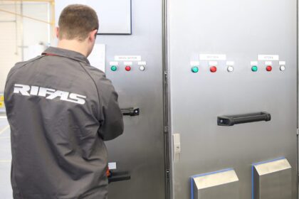 Estijos grupės „Harju Elekter“ valdoma Panevėžio elektroninių sistemų gamybos įmonė „Rifas“ plečiasi ir per trejus metus priims 100 naujų darbuotojų. Dabar joje dirba 120 žmonių.