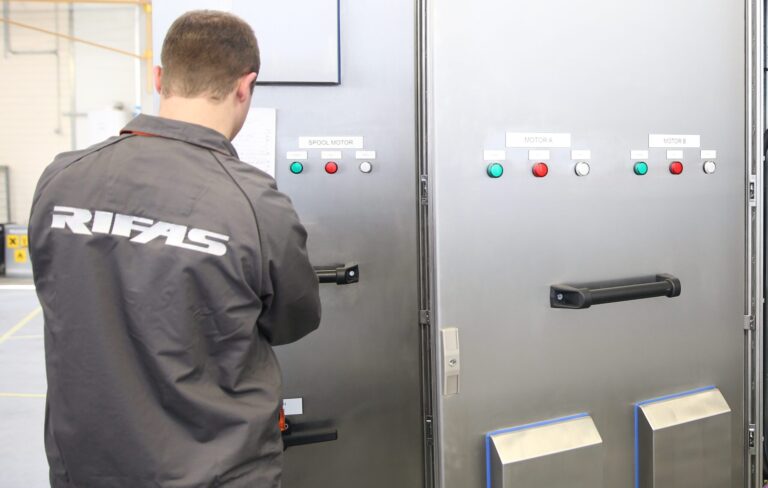 Estijos grupės „Harju Elekter“ valdoma Panevėžio elektroninių sistemų gamybos įmonė „Rifas“ plečiasi ir per trejus metus priims 100 naujų darbuotojų. Dabar joje dirba 120 žmonių.