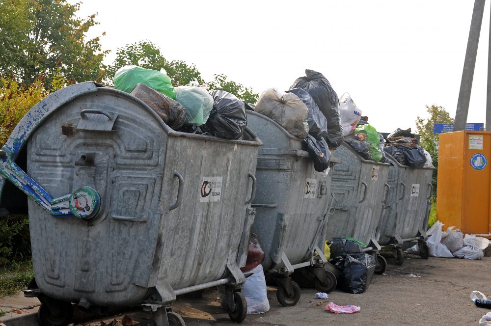 Lietuvos vyriausiasis administracinis teismas (LVAT) pripažino, kad Panevėžio miesto savivaldybė, 2014 m. gruodį sudarydama paslaugų teikimo sutartį su savo bendrove „Panevėžio specialus autotransportas“, suteikė jai monopolines teises ir panaikino konkurenciją komunalinių atliekų tvarkymo paslaugų rinkoje savivaldybės teritorijoje.
