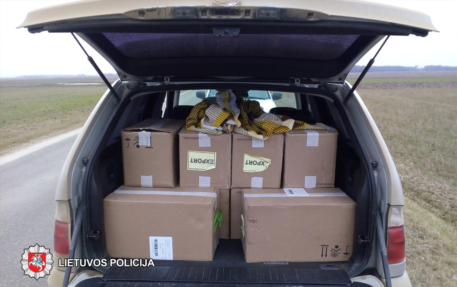 Policijos pareigūnams vėl įkliuvo cigarečių kontrabandą gabenantis drąsuolis. Vakar ryte, 10.20 val., kelyje Pasvalys–Tetirvinai–Kiemėnai priešais Kiemėnų k., patikrinti sustabdytas automobilis „BMW X5“.