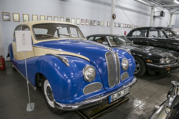 Zigmantų garaže ir vienas rečiausių „BMW“. V. Bulaičio nuotr.