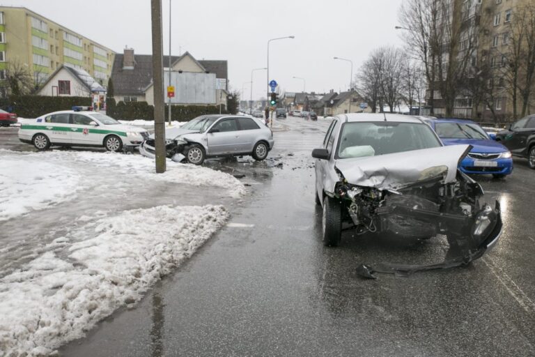 Panevėžyje, judrioje J. Basanavičiaus ir Beržų gatvių sankryžoje susidūrė „Audi“ ir „Mazda“ automobiliai. Į įvykio vietą iškviesta greitoji medicinos pagalba.