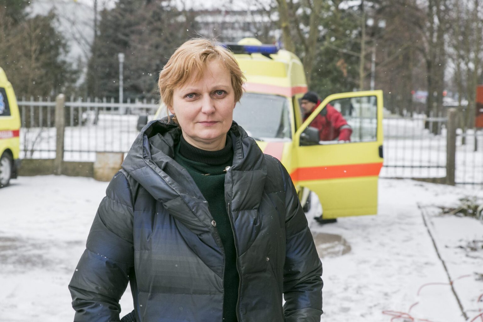 Į iškvietimus senais ir net pakeliui lūžtančiais automobiliais skubantys Panevėžio paramedikai suka galvas, kuo gi nusikalto, kad naujas „greitukes“ dalijusi Sveikatos apsaugos ministerija Aukštaitijos sostinei atkišo riestainio skylę.