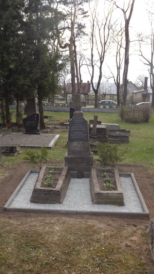 Stačiatikių kapinėse ilsisi Prano Dauguviečio ir jo žmonos Nadeždos palaikai.