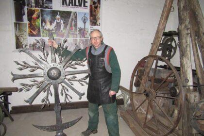 Panevėžio tautodailininkų vadas kalvis Saulius Kronis Lietuvos valstybės šimtmečiui padovanojo savo ūgio saulutę. Ją meistras kaldino beveik metus, norėdamas įprasminti senąsias tautos tradicijas.