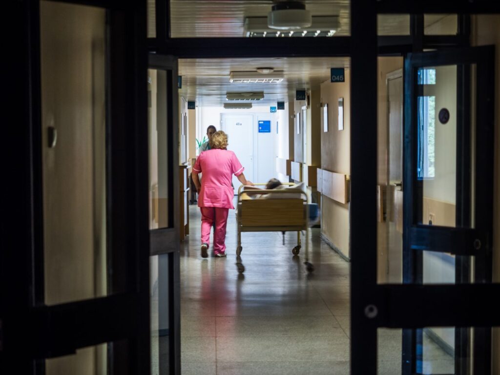 Respublikinės Panevėžio ligoninės Priėmimo-skubiosios pagalbos skyriaus vedėjos Jolantos Vokietienės teigimu, traumų per Kalėdas ir Kūčias būta gerokai daugiau nei sutinkant Naujuosius.