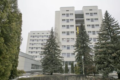 Sveikatos apsaugos ministerija (SAM) sako, kad Respublikinės Panevėžio ligoninės įsiskolinimai siekia beveik 9 mln. eurų, įstaiga neturi galimybės atsiskaityti su tiekėjais už maistą, valymą, būtiniausias ligoniams ir ligoninei reikalingas prekes.