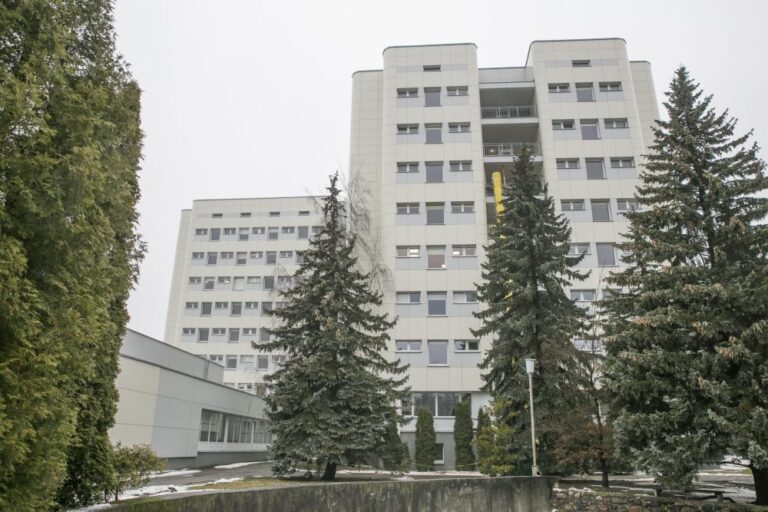 Sveikatos apsaugos ministerija (SAM) sako, kad Respublikinės Panevėžio ligoninės įsiskolinimai siekia beveik 9 mln. eurų, įstaiga neturi galimybės atsiskaityti su tiekėjais už maistą, valymą, būtiniausias ligoniams ir ligoninei reikalingas prekes.