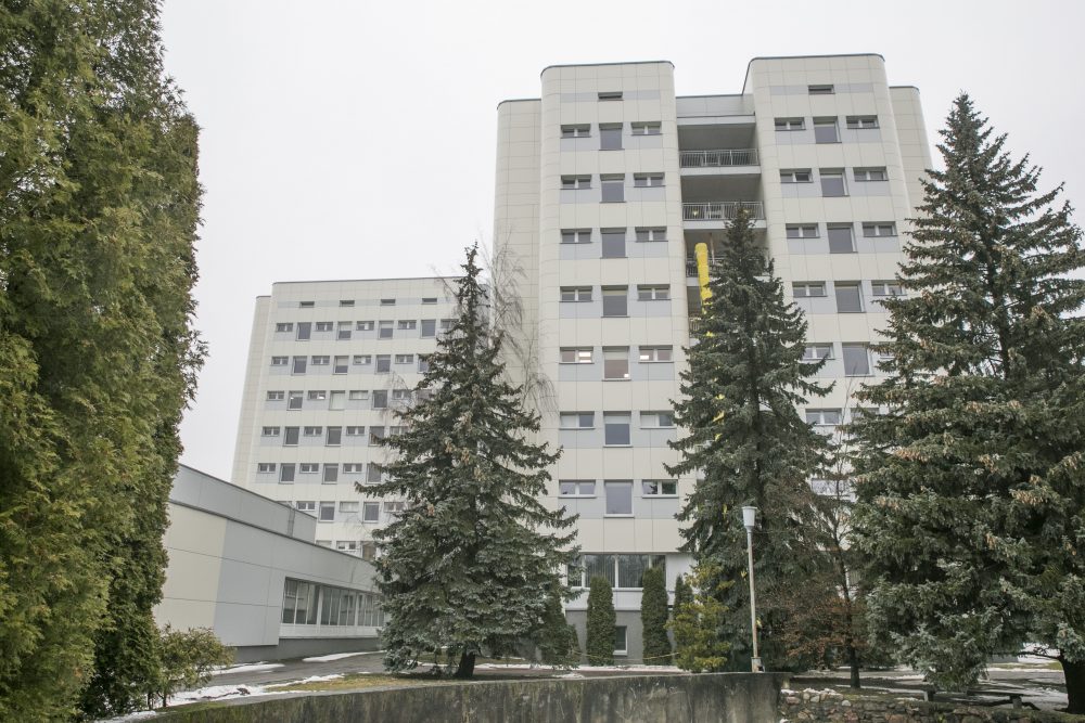 Sveikatos apsaugos ministerija (SAM) sako, kad Respublikinės Panevėžio ligoninės įsiskolinimai siekia beveik 9 mln. eurų, įstaiga neturi galimybės atsiskaityti su tiekėjais už maistą, valymą, būtiniausias ligoniams ir ligoninei reikalingas prekes.