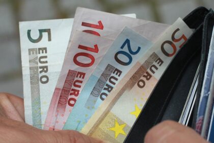 Artėjantį trečiadienį Vyriausybės posėdžio metu bus sprendžiamas klausimas dėl minimalios mėnesinės algos (MMA) dydžio 2024-ais metais.