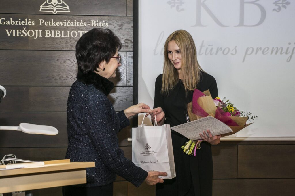 Rašytojos Virginijos Rimkaitės debiutinė apysaka „21 a“ – Kazimiero Barėno premijos laureatė.