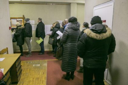 Šiandien prasidėjęs priėmimas į Panevėžio gimnazijų pirmąsias ir trečiąsias klases tokio ažiotažo, koks buvo pernai, nebesukėlė. Veikiausiai išvydę, kad didžioji dalis moksleivių pernai pateko ten, kur norėję, tėvai šiemet buvo ramesni.