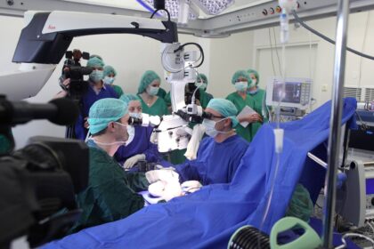 Vilniuje medikams išėjus į masinę protesto akciją dėl didesnių atlyginimų, kai kurių Panevėžio gydymo įstaigų vadovai tvirtina jaunus specialistus priviliojantys didesniu nei didmiesčiuose uždarbiu.