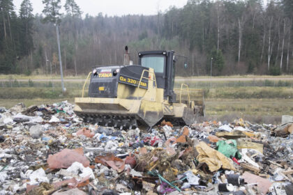 Naujoji tvarka, kai šiukšlių surinkimo mokestis skaičiuojamas nebe už išvežtą konteinerį, o pagal gyvenamojo būsto plotą ir jame registruotų žmonių skaičių, atsisuka prieš pačius atliekų tvarkytojus.