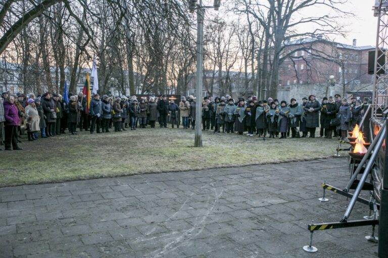 Šeštadienio vakarą Sausio 13-osios skvere, kaip ir prieš 27-erius metus, rinkosi žmonės, skambėjo patriotinės dainos, degė laužai. Tik skirtingai nei tą tragišką sausio 13-ąją, šįkart panevėžiečiai rinkosi pagerbti tų, kurie paaukojo savo gyvybę ant laisvės aukuro.