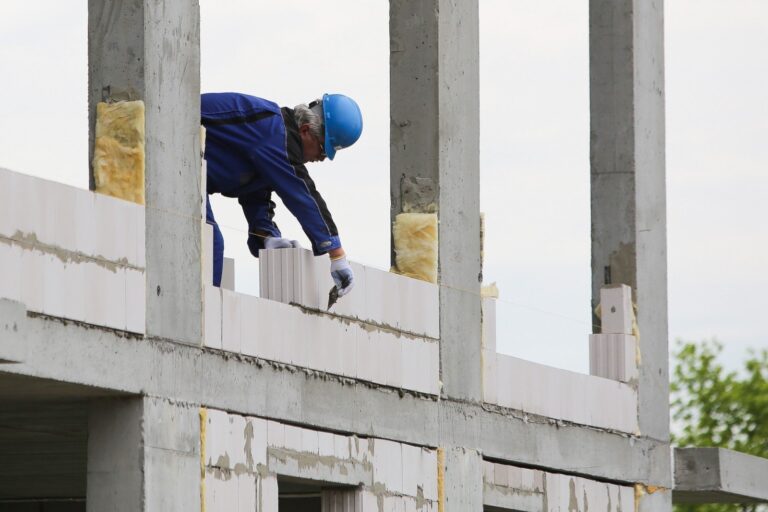 Butų ir individualių namų kainos daugelyje šalies regionų 2017 metais buvo aukščiausios per pastarąjį dešimtmetį, o kai kuriuose rinkos segmentuose gerino rekordus, viršydamos dar iki krizės fiksuotus rodiklius, skelbia Registrų centras.