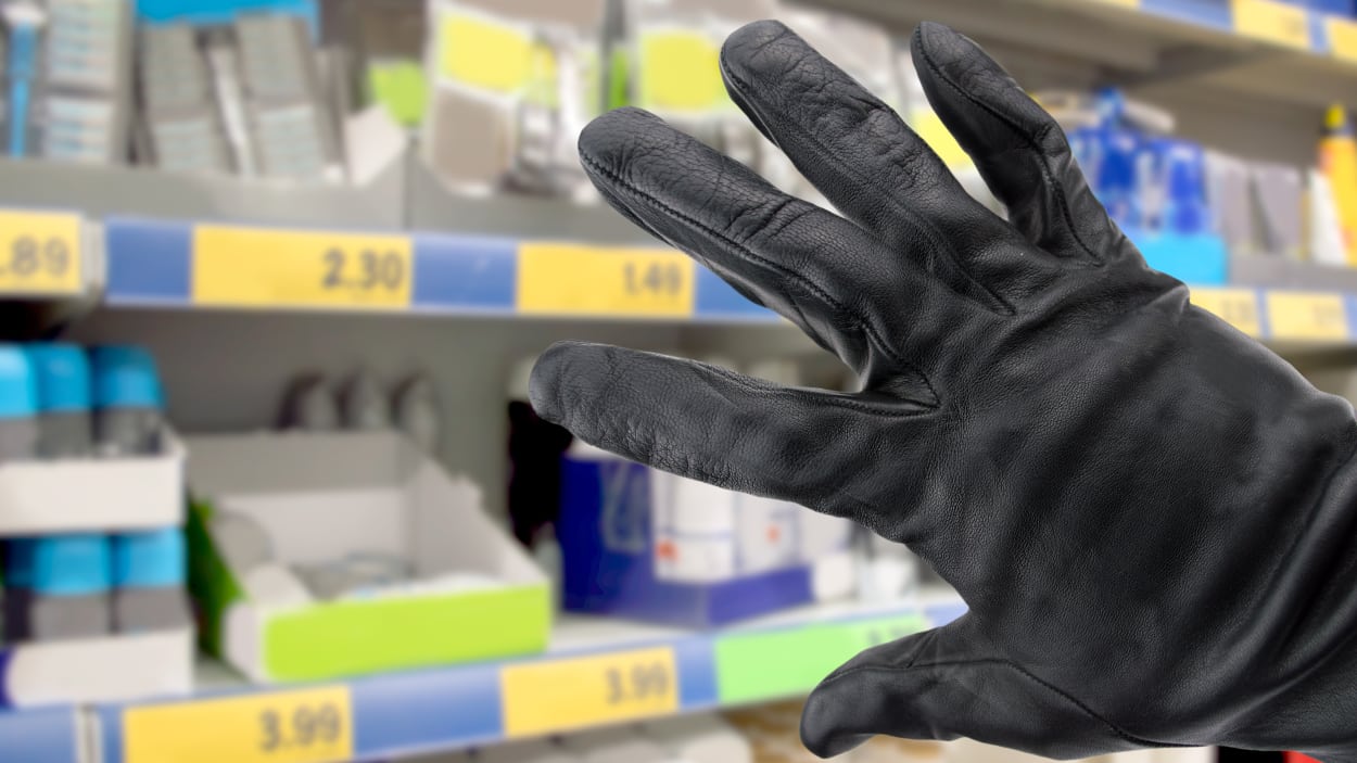 Kai šalies valdžia vis labiau riboja prekybą alkoholiniais gėrimais, atsiranda pirkėjų, kuriems apskritai jokios taisyklės negalioja.