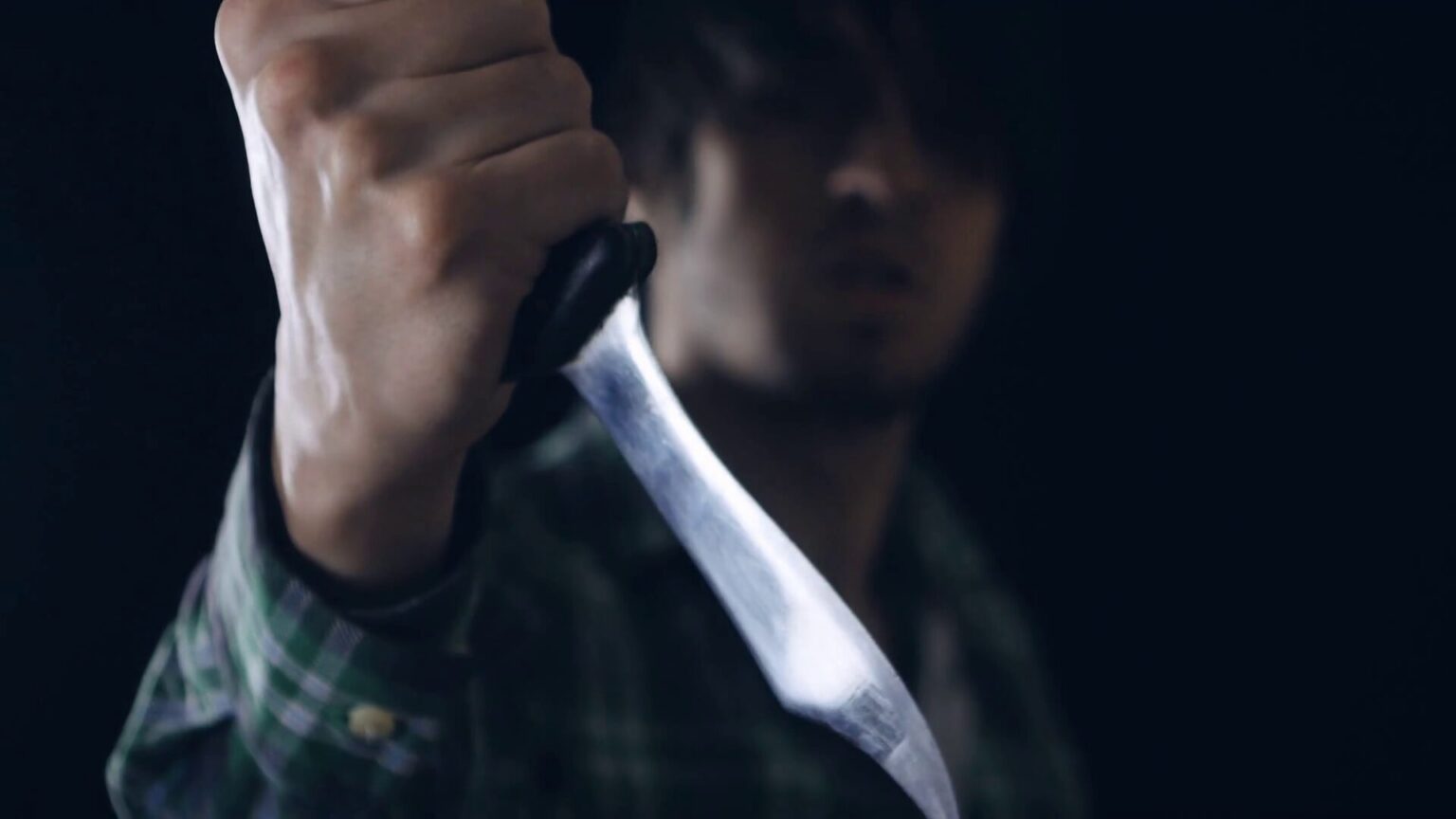 Pirmoji naujųjų metų diena Panevėžio rajono gyventojui baigėsi nesėkmingai. Sausio 1-osios naktį, 23.49 val., gavę pranešimą apie nuo peilio nukentėjusį vyrą, policijos pareigūnai skubiai vyko į Panevėžio r., Velžio sen., Dembavos k., Veteranų g.