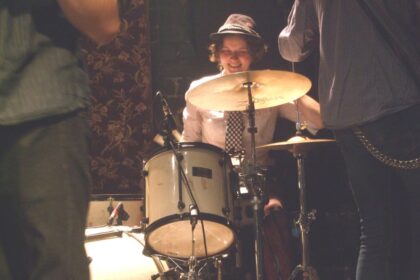 Nepamatyti ir neišgirsti 22-ejų Aistės Kalvelytės neįmanoma. Jau paauglystėje panevėžiečiai ją pastebėdavo ryškia šukuosena, sudriskusiais džinsais miesto gatvėse brazdinačią gitarą.