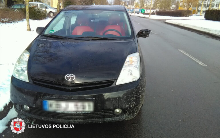 Vasario 7 d. Panevėžyje, Pilėnų g., apgadintas gatvėje stovėjęs automobilis „Toyota“. Kito automobilio vairuotojas iš eismo įvykio vietos pasitraukė.