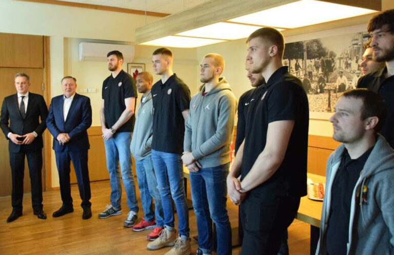 Šiandien Panevėžio miesto meras Rytis Račkauskas priėmė „Lietkabelio“ klubo krepšininkus, trenerius bei vadovus, padėkojo už Karaliaus Mindaugo taurės turnyro mažajame finale iškovotus bronzos medalius ir miesto bendruomenės vardu įteikė 10 000 Eur čekį.