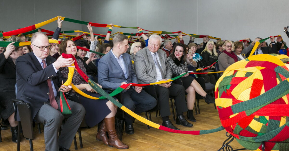 Geležiečiai įsitikinę, kad jų prieš metus pradėtas megzti Nepriklausomybės šalikas turi magiškų savybių: šildo ne tik kūną, bet ir sielą.