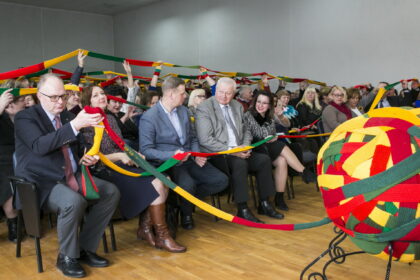 Geležiečiai įsitikinę, kad jų prieš metus pradėtas megzti Nepriklausomybės šalikas turi magiškų savybių: šildo ne tik kūną, bet ir sielą.