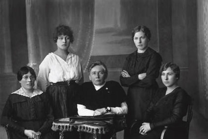 Žurnalas IQ vasario numeryje išskyrė 30 įvykių – po tris kiekvieną dešimtmetį – ir seka jų pėdsakais iki pat šių dienų.