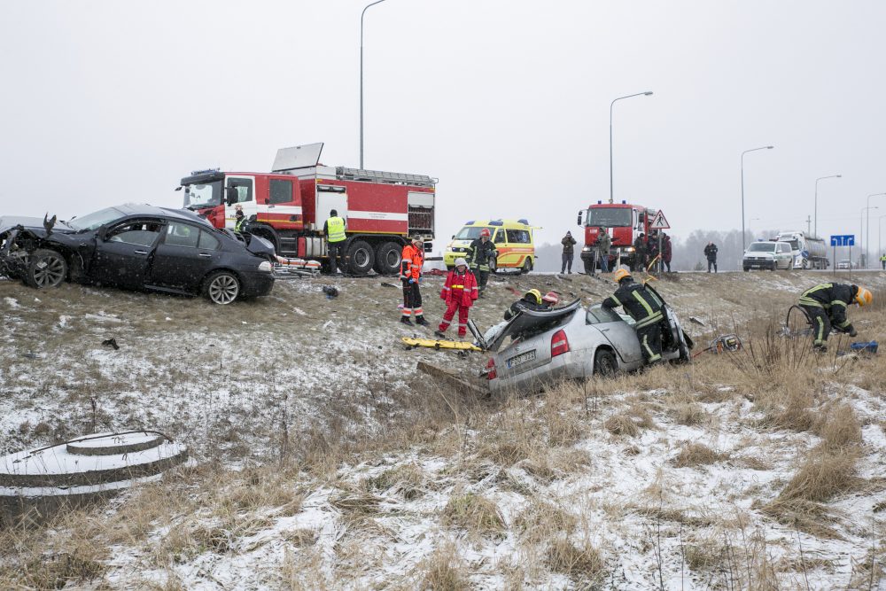 Panevėžio aplinkkelyje susidūrus trims automobiliams, sužeisti keturi žmonės.