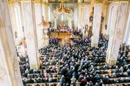 Minia tikinčiųjų ir dvasininkų į paskutinę kelionę palydėjo Panevėžio vyskupą emeritą Juozą Preikšą. Atsisveikinti su velioniu atvyko vyskupai ne tik iš visos Lietuvos, bet net ir Baltarusijos.