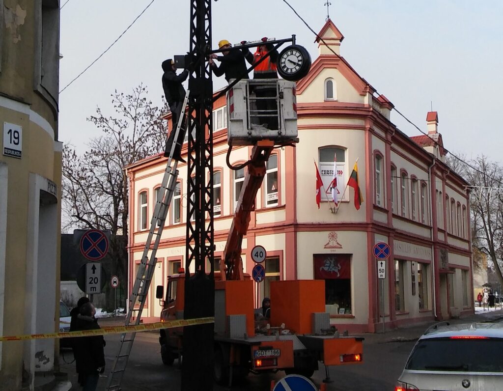 anevėžiečiai vėl galės skirti pasimatymus po laikrodžiu. Respublikos ir Vasario 16-osios gatvių sankirtoje, ant istorinio telegrafo stulpo, jau pradėtas montuoti laikrodis, kuris turėtų skaičiuoti naujo šimtmečio laiką.