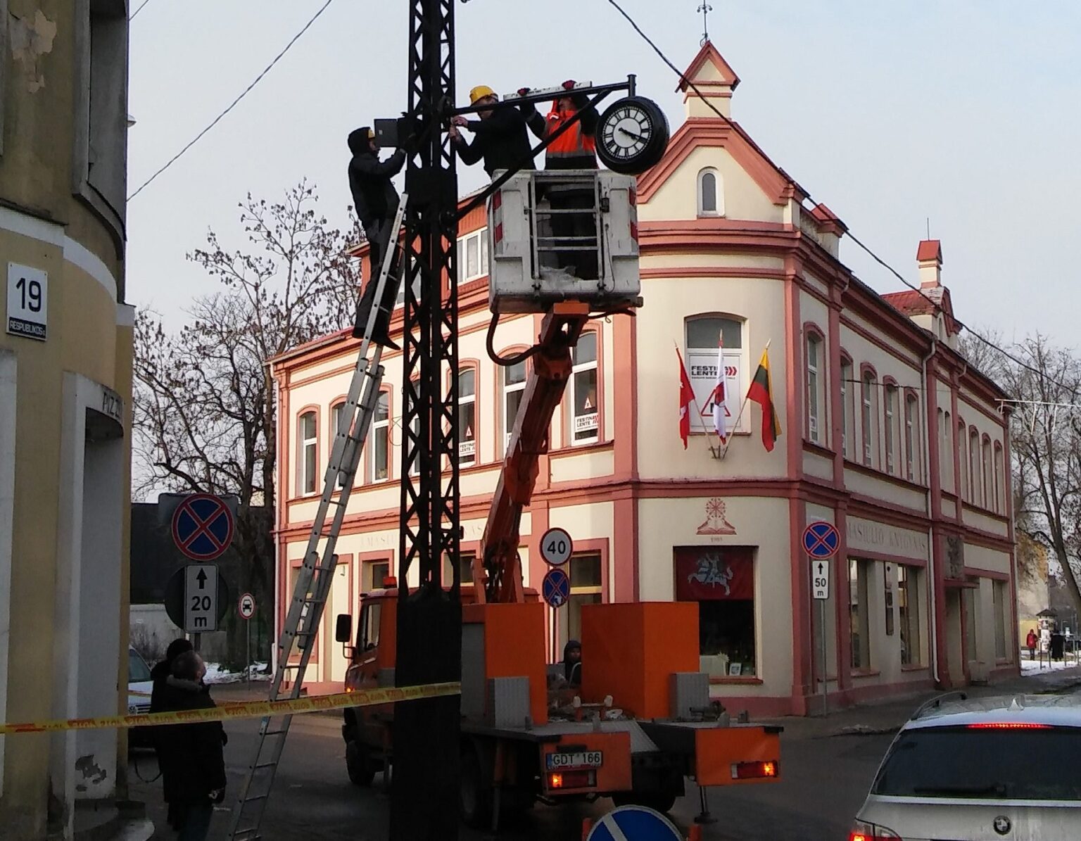 anevėžiečiai vėl galės skirti pasimatymus po laikrodžiu. Respublikos ir Vasario 16-osios gatvių sankirtoje, ant istorinio telegrafo stulpo, jau pradėtas montuoti laikrodis, kuris turėtų skaičiuoti naujo šimtmečio laiką.