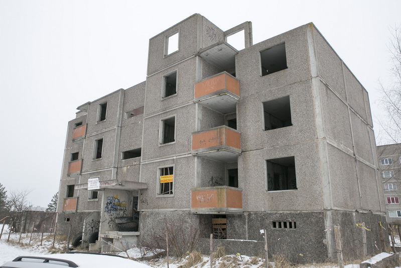 Jaunimo pamėgtą nebaigtą statyti daugiabutį Kniaudiškių gatvėje pratyboms nusižiūrėjusiems kariškiams teko iš jo išvežti du sunkvežimius benamių ir nuotykių ieškotojų palikto šlamšto. V. BULAIČIO nuotr.