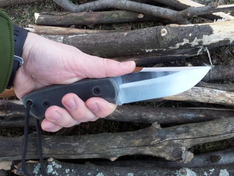 Dviejų brolių konfliktas vos nesibaigė tragedija. Vienas brolis žaizdas gydosi namie, o kitam tenka dienas leisti ant areštinių gultų.