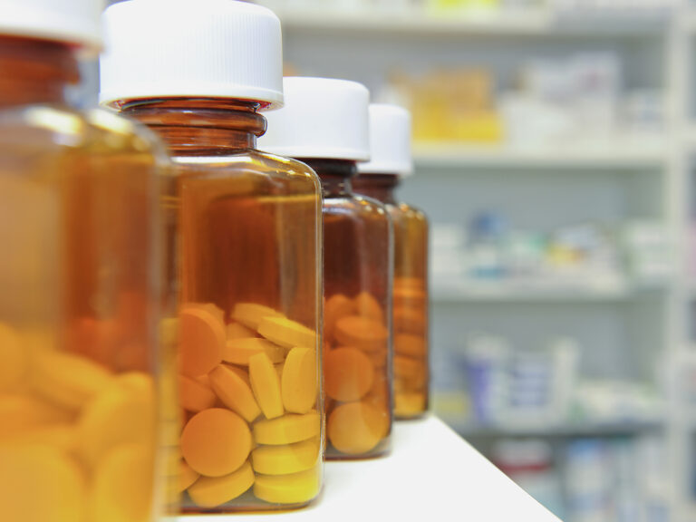 Šaltuoju sezonu siaučia ne tik įvairūs ligų sukėlėjai, bet ir internetiniai sukčiai, žmonėms siūlantys įsigyti neva stebuklingai tai vienokius, tai kitokius negalavimus bei sveikatos sutrikimus išgydančių preparatų.