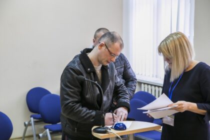 Panevėžio apygardos teisme baigta nagrinėti byla, kurioje trys panevėžiečiai kaltinami disponavę dideliu kiekiu narkotinių medžiagų. Jeigu policijos pareigūnai nebūtų pričiupę narkotikų kurjerių, Lietuvoje galėjo būtų išplatinta per trys šimtai kilogramų kanapių dervos, dar vadinamos hašišu.