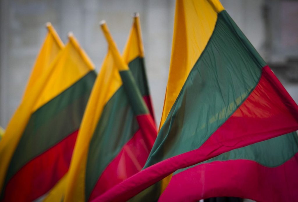 Prieš 101-erius metus vasario 16-ąją dvidešimt politikų savanorių, širdies pašaukti dirbti Lietuvai, padarė tai, kas anuomet rodėsi sunkiai įmanoma - susirinkę Vilniuje, Pilies gatvėje, pasirašė dokumentą, skelbiantį, kad tebūnie valstybė - nepriklausoma, laisva ir demokratiška.