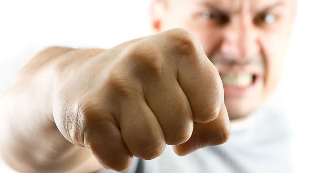 Kumščiai – vis dar populiari priemonė lietuvių emocijoms išlieti. Net po keturių mėnesių smūgio į veidą nepamiršo 65-erių vyras iš Rokiškio rajono.