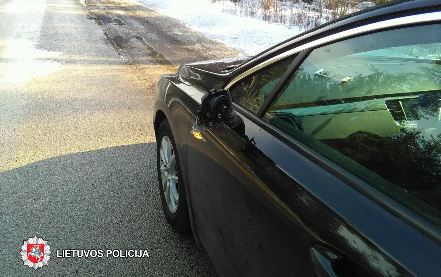 2018-03-12 12 val. Panevėžio r., Žaliojoje girioje, kelyje Paliūniškis–Vabalninkas, prasilenkiant automobiliams buvo apgadintas automobilis „Peugeot 508“. Kito automobilio vairuotojas iš eismo įvykio vietos pasitraukė.