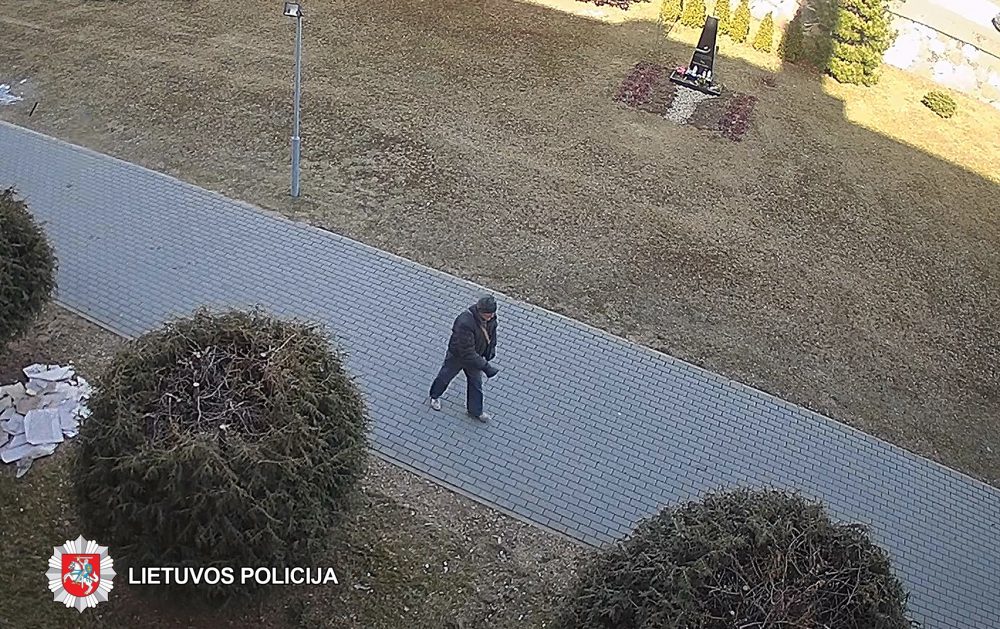 2018-03-17 13.24 val. Panevėžyje, Smėlynės g., nenustatytas vyras pavogė juodos spalvos dviratį.