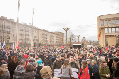 Tūkstantinė minia ketvirtadienio popietę susirinko į mitingą prie Seimo išsakyti nepasitenkinimą balsavimu dėl Mindaugo Basčio mandato.