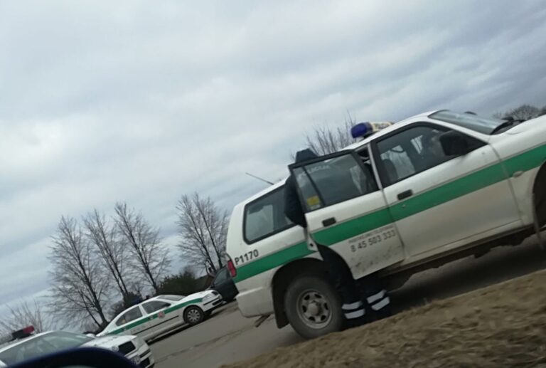 Ketvirtadienio rytą gyventojų dėmesį atkreipė Panevėžio rajone, Velžio gyvenvietės prieigose, parduotuvės automobilių stovėjimo aikštelėje susirinkusios gausios policijos pareigūnų pajėgos. Apie 10.30 val. čia buriavosi penki policijos ekipažai.
