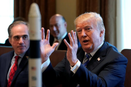 JAV prezidentas Donaldas Trumpas antradienį pareiškė norintis, kad nauju šalies kariuomenės daliniu taptų „kosmoso pajėgos“