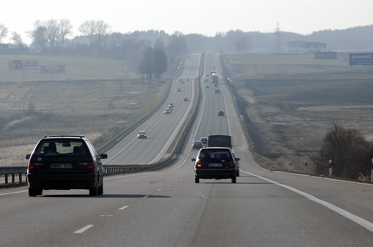 Prasidėjus šiltajam sezonui, transporto priemonėms nebereikės dygliuotų padangų, o lengvieji automobiliai automagistralėmis ir greitkeliais galės važiuoti greičiau.