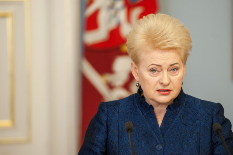 Prezidentė Dalia Grybauskaitė ketvirtadienį paskelbė, kad Lietuva svarsto išsiųsti iš šalies čia dirbančius Rusijos žvalgybos pareigūnus